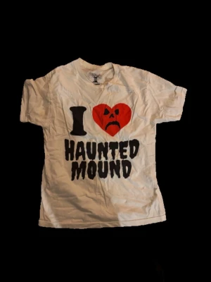 Vit Haunted Mound t-shirt med tryck - Vit Haunted Mound Tee….. Köpt på nåt drop typ 2022? Typ aldrig använt… 