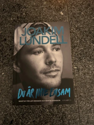 Du är inte ensam - En gripande bok där Joakim Lundell berättar om livet med Aspergers syndrom och ADD, och om vägen från motgångar till att bli en av Sveriges mest inflytelserika mediepersoner. Perfekt för dig som vill inspireras av verkliga berättelser och få nya perspektiv. Är signerad 
