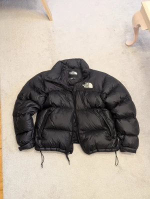 North face nuptse 1996 - Säljer en svart north face nuptse 1996. Köptes vinter 2023 från sneakersnstuff, perfekt skick inga skador på jackan alls. Pris kan diskuteras