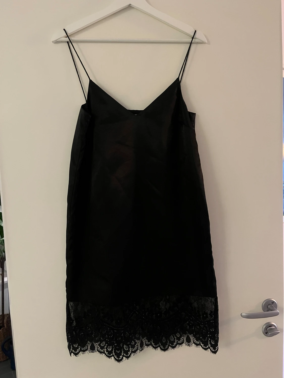 Svart spetsklänning från Mango XS