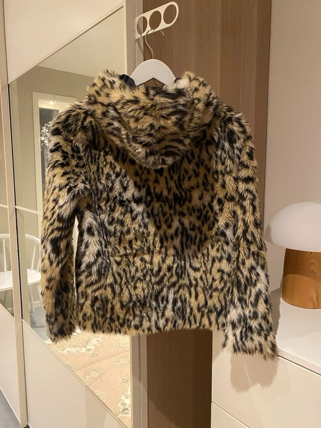 Leopardmönstrad pälsjacka med huva - 1