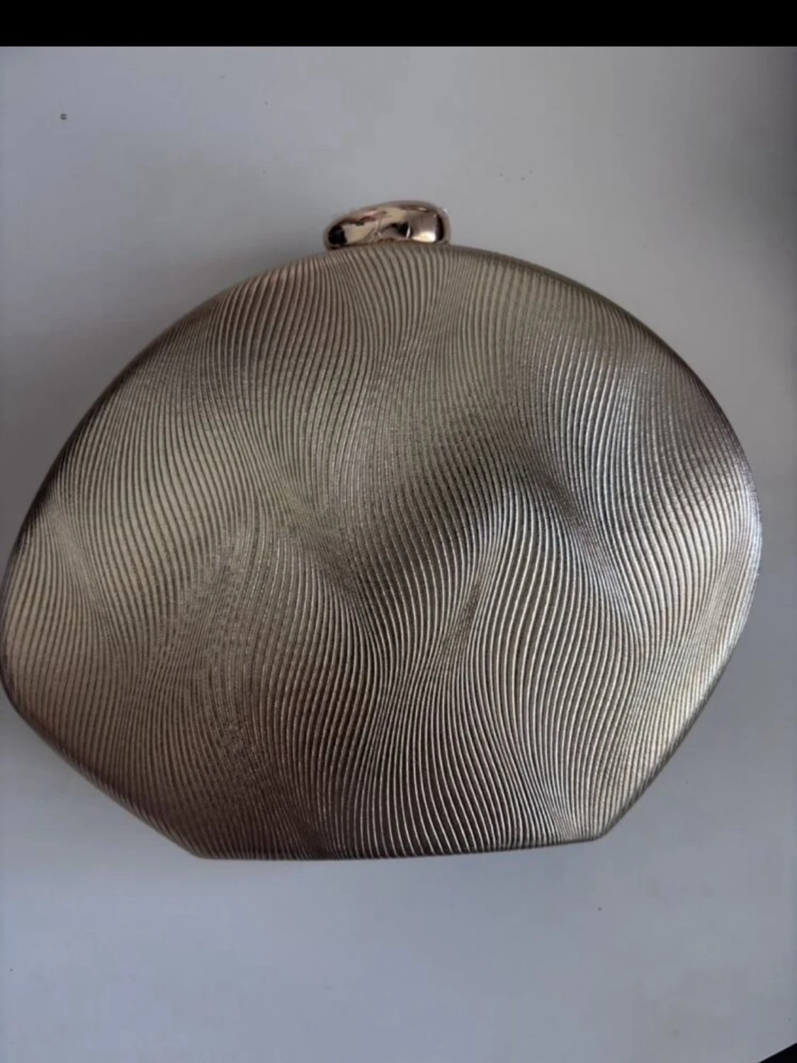 Guldig kuvertväska  - 1