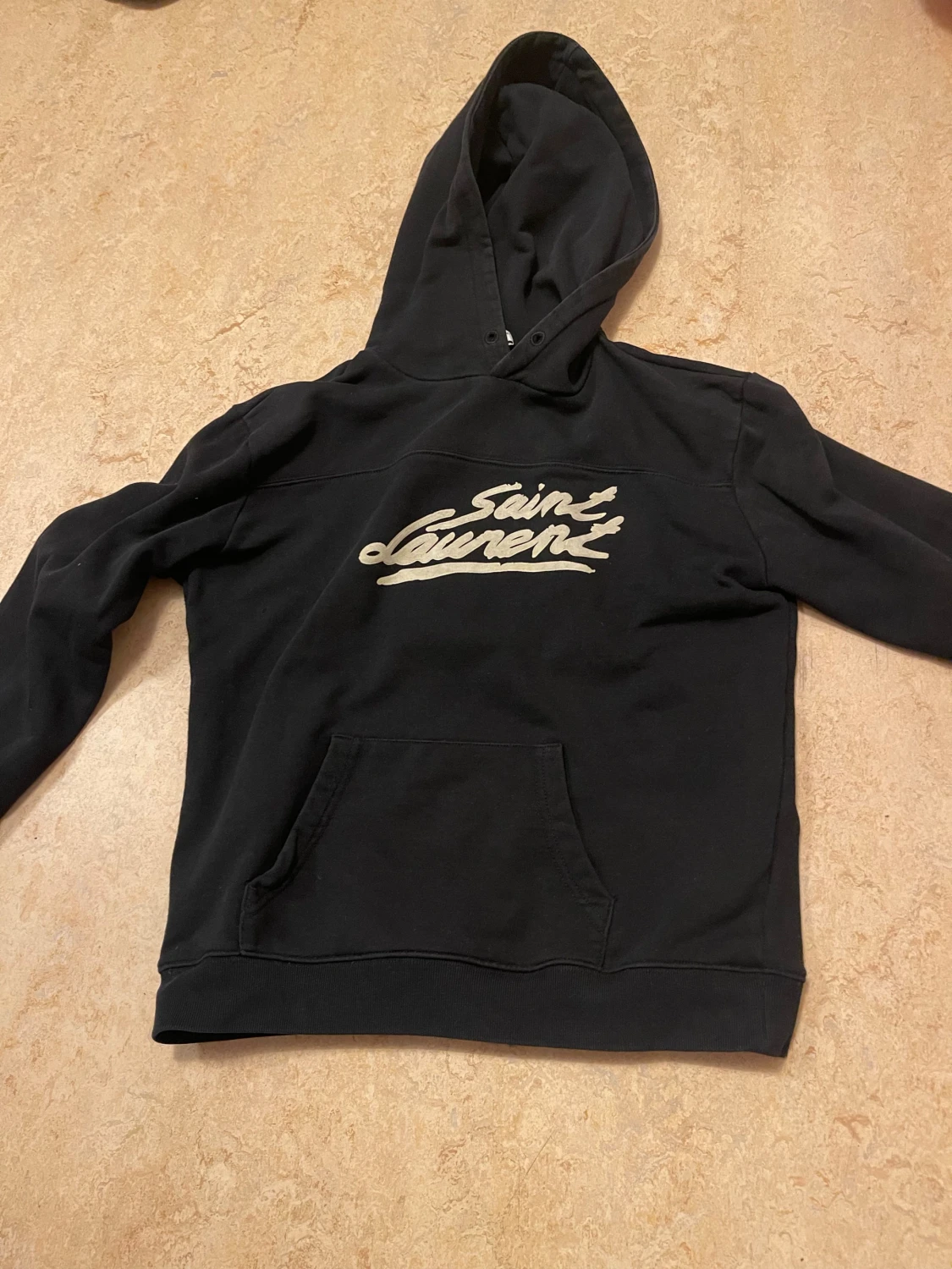 Svart saint Lauren hoodie med vit text