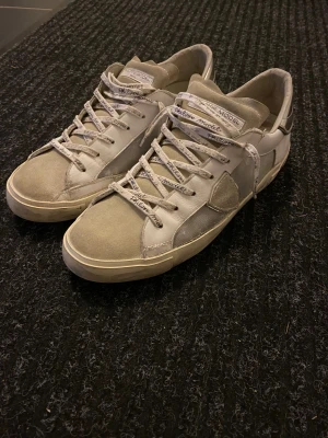 Philippe Model - Ett par Philippe Models med storlek 43. Skorna har bra skick överlag men jag har lagat vissa delar med skolim (se bild 4,5 och 6). 