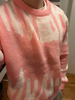 Stickad tröja - Helt ny, endast provad en gång (för bilden).                  Storlek: L/M