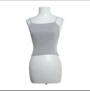 Festtopp - Super fin topp från H&M, aldrig använd. Perfekt till nyår 🩷🌟