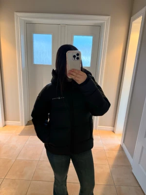 Svart Sail Racing dunjacka M - Svart pufferjacka från Sail Racing i storlek M men den passar även ni med storlek S. Jackan har hög krage, dragkedja och fickor på sidan. Materialet är polyester och dun, perfekt nu till vintern. Snygg och stilren design med logga på bröstet.  Kontakta Järna vid frågor💕