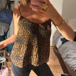 Leopardmönstrad plisserad linnetopp - Jättenice topp, har sytt in kanterna lite för den va för stor( den är som i bilden). 