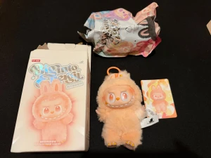 Labubu Big into energy - Happiness orange från Pop Mart - Äkta med QR kod