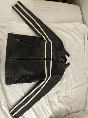 LDN läderjacka - Säljer min bruna LDN läderjacka i perfekt skick. Jackan är knappt använd och ser helt ny ut inga repor, fläckar eller slitage. Riktigt mjukt och bra kvalitet på lädret, sitter snyggt och funkar både till vardag och fest