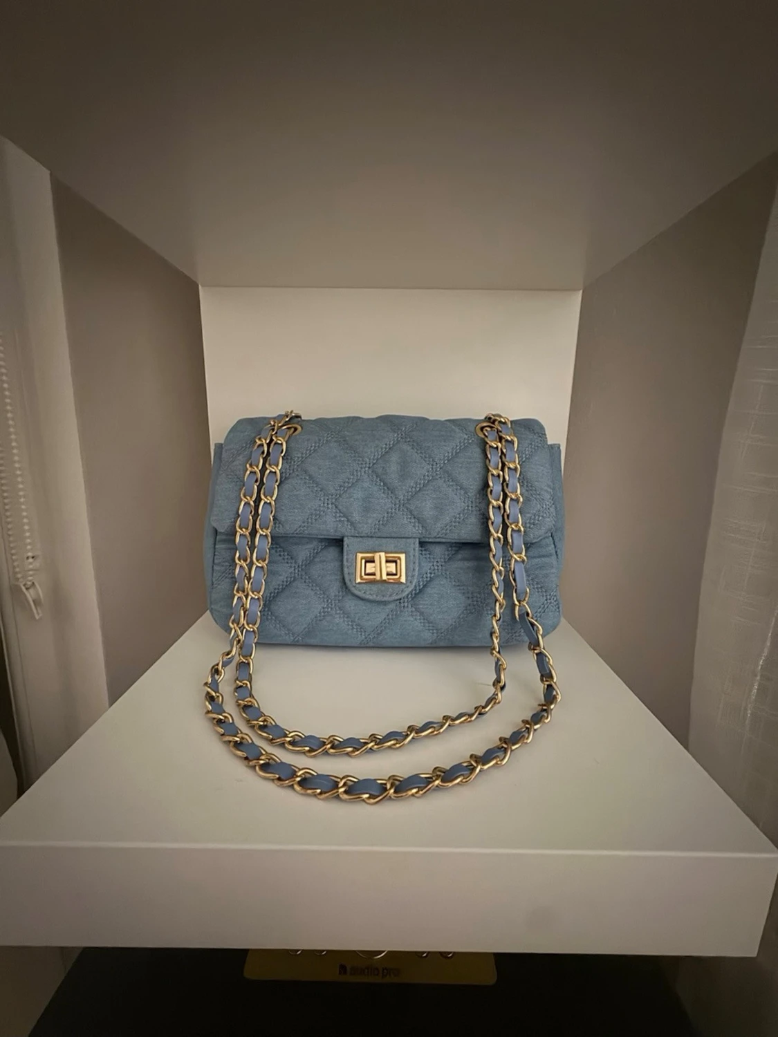 Blå quiltad axelväska med kedja