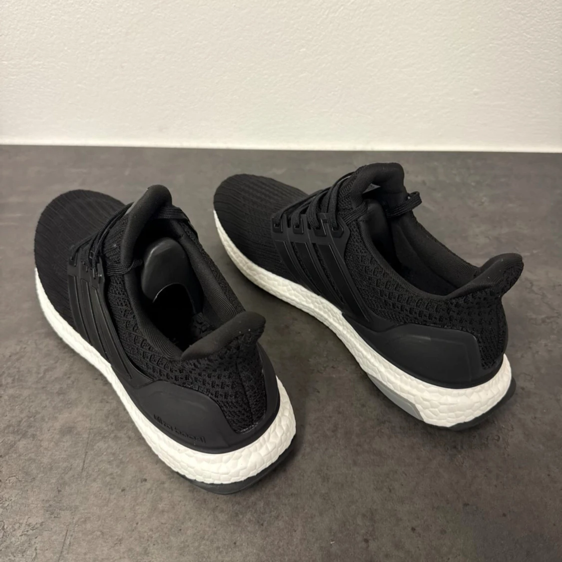 Adidas Ultraboost svarta sneakers 43 - 2