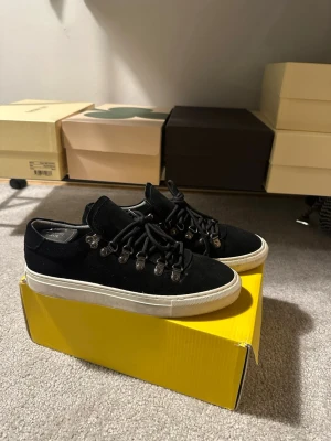 Diemme skor - Snygga svarta sneakers från Diemme i mjuk mocka med robust snörning och metallöglor. Skorna har vit platt sula och rund tå, vilket ger en clean och modern look. Perfekta för dig som gillar stilrena detaljer. Skorna är i väldigt bra skick och är endast lite smutsiga på sulan. Tveka inte på att höra av dig om du undrar över något.💯🤩