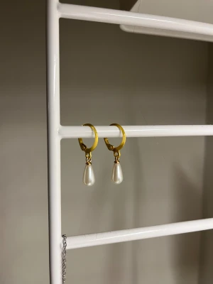 Pärl örhängen -  Gulliga örhängen i rostfritt stål och hand gjort 