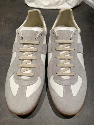 Maison Margiela - Vita Maison Margiela skor| perfekt skick| storlek 43| box och dustbag medföljer| äkthetscertifikat och kvitto finns|