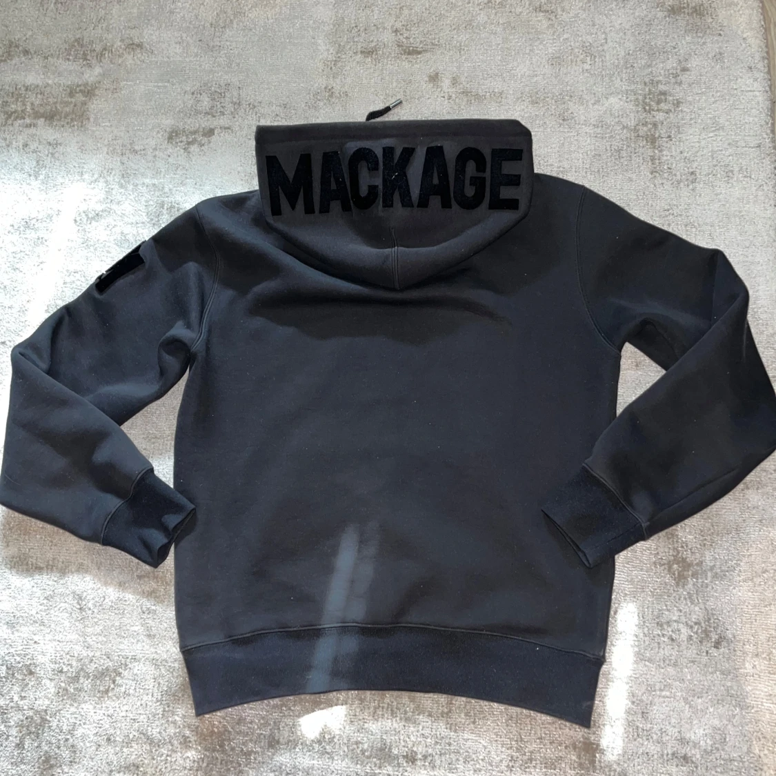 Svart hoodie från Mackage - 3