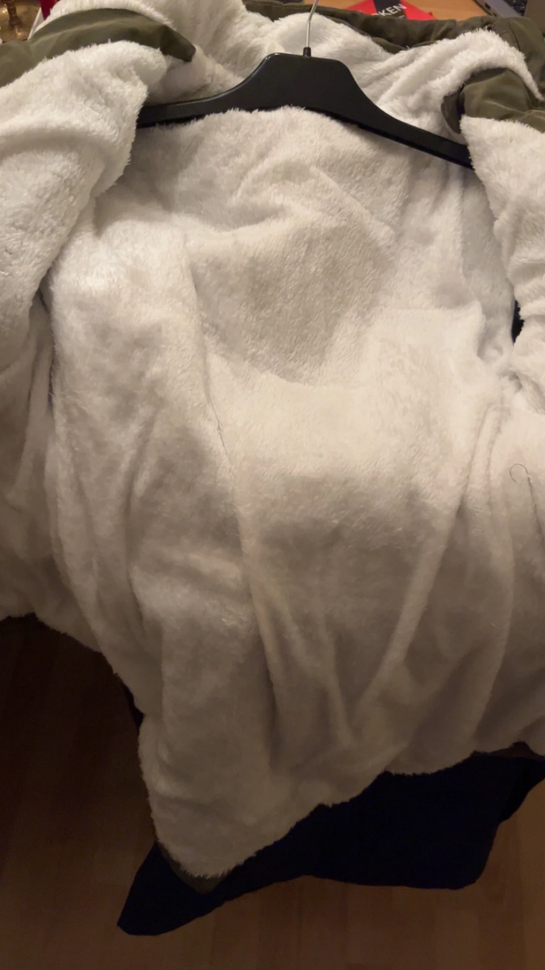 Olivgrön pufferjacka med fuskpälsfoder - 3