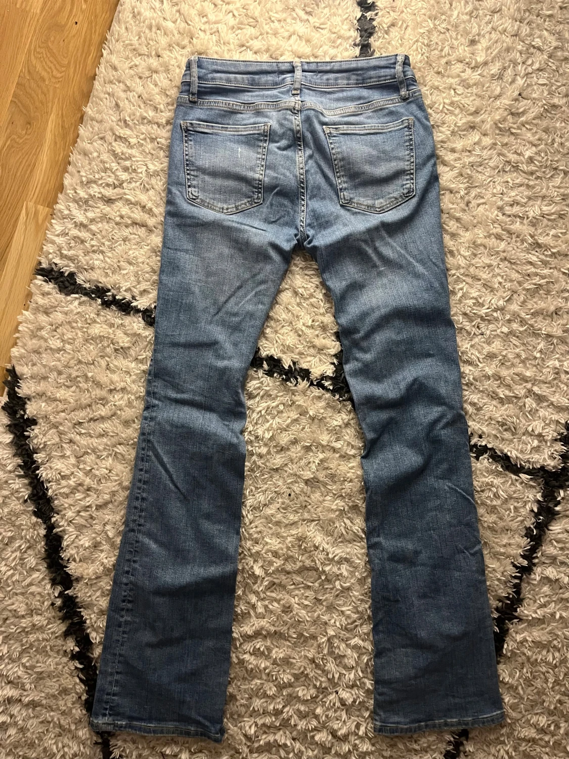 Blå bootcut jeans från Zara - 1