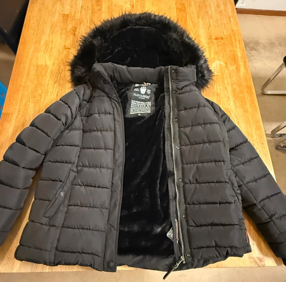 Svart pufferjacka med fuskpäls från Navahoo - 1