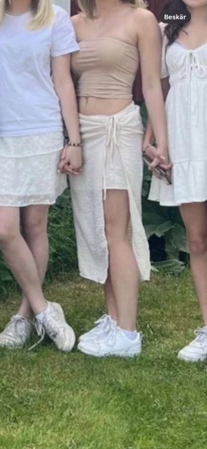 Kjol från VeroModa - Säljer en super fin kjol från Vero Moda i storlek XS. Säljer då den är för liten för mig! 🩷Som ny, 200kr 🩷