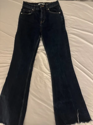 Mörkblå bootcut jeans m - Snygga mörkblå jeans från mango med bootcut passform och rå, fransad kant nertill. 
