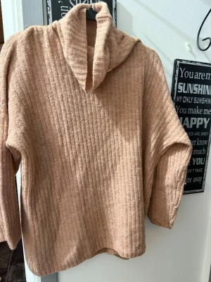 Beige ribbad polotröja från Bik Bok - Mysig beige polotröja från Bik Bok i ullblandning. Tröjan har ett ribbat mönster, lång ärm och en bred polokrage som ger extra chill vibe. Perfekt för att hålla sig varm och snygg under kyliga dagar.