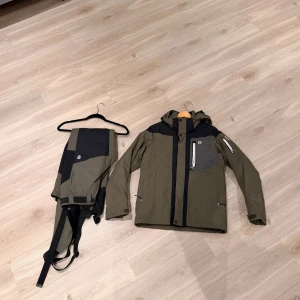 8848 skiddress - Tjena, säljer nu denna byxa/jacka skiddress då jag växt ur den