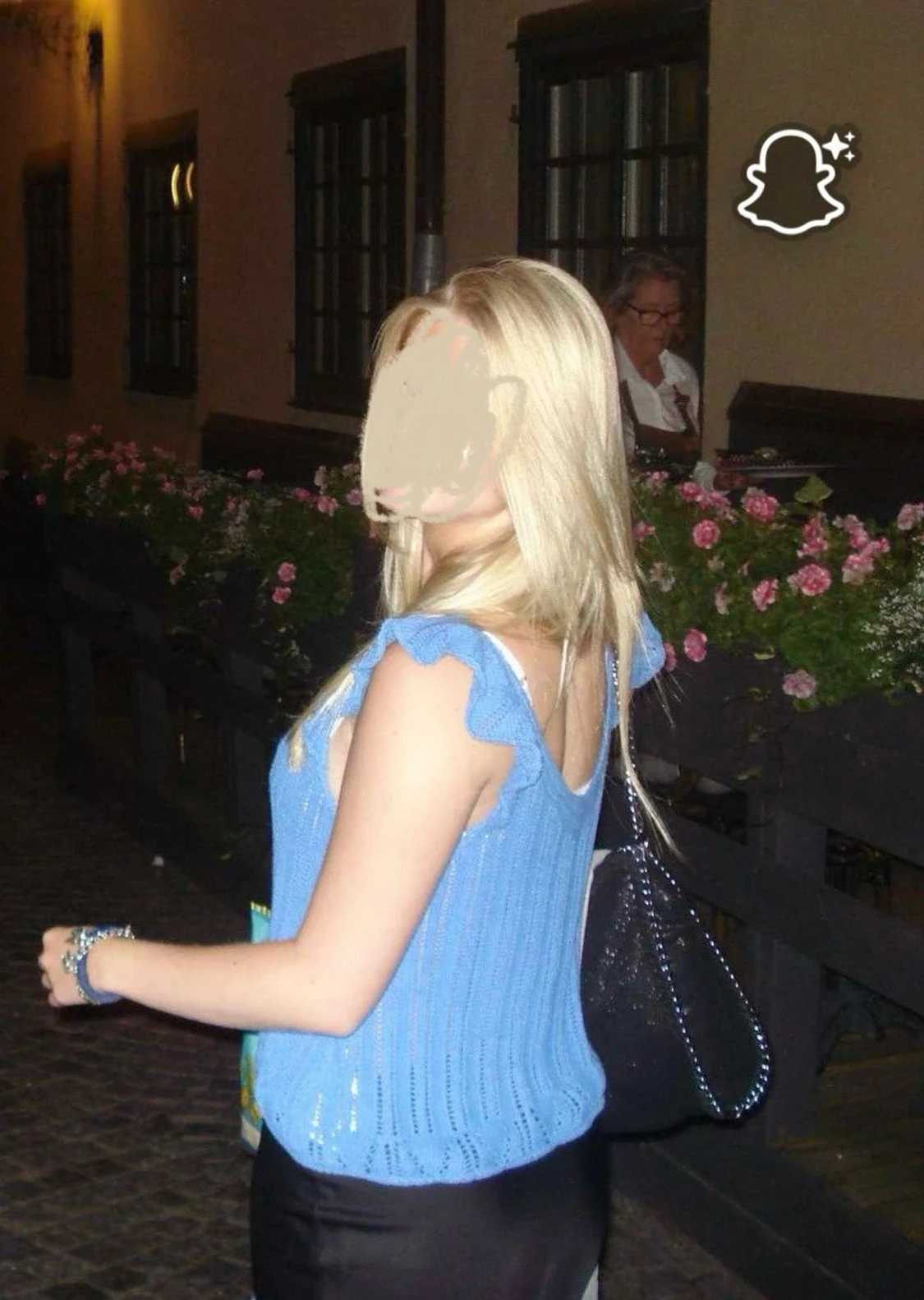 Blå stickad linnetopp med volang