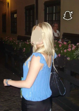 Blå stickad linnetopp med volang - Säljer en ljusblå stickad linnetopp med volangdetaljer vid axlarna. Toppen är ärmlös och har en lätt ribbad struktur med små hål för en luftig känsla. Perfekt för dig som gillar en söt och chill stil under varma dagar.