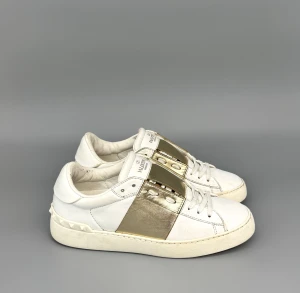 Valentino Open | 37.5 - Valentino Open Sneakers | Snygga skor i fint skick | Storlek 37.5 och passar även aningen större | Endast skorna ingår | INGA BYTEN | Fraktar spårbart eller möts upp i Täby | Hör av er vid funderingar 🙌