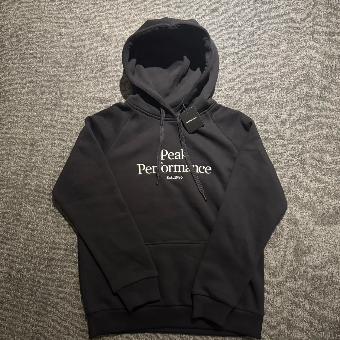 Svart hoodie från Peak Performance