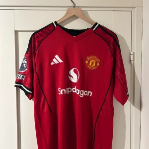 Manchester United Maguire #5 matchtröja - Manchester Uniteds officiella hemmatröja från Adidas med Maguire #5 på ryggen. Helt ny och aldrig använd! Tveka inte att höra av er vid intresse eller frågor💯