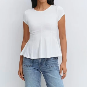 Vit peplum topp från Gina Tricot - Säljer en sprillansny trendig topp. Den har aldrig används, utan ändast testats på. Och har prislappen kvar.🥰