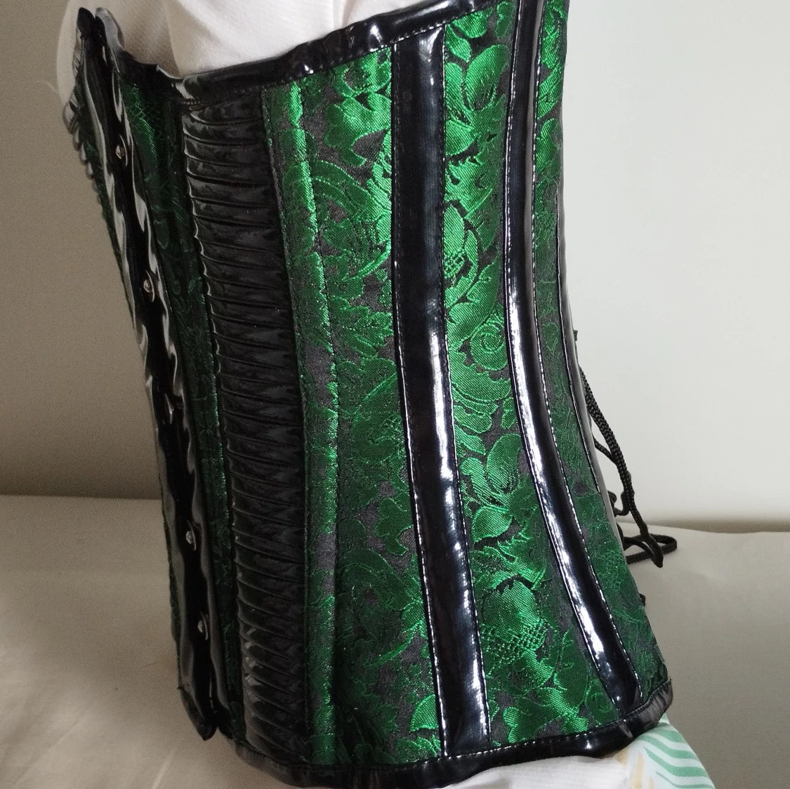 Underbystkorsett 22 med lack detaljer och grön brokad - 1