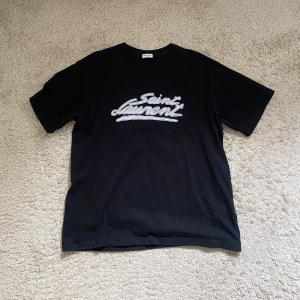 Saint Laurent T-shirt  - Tjena! Säljer nu min as snygga Saint Laurent T-shirt. Storlek L och i nyskick då jag endast testat den på. Priset är ej hugget i sten så hör av dig vid minsta fundering:) 