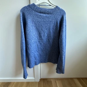 Blå stickad tröja från Vero Moda - Mysig blå stickad tröja från Vero Moda med rund halsringning och ribbade muddar. Perfekt för höst och vinter! Enkel och stilren design som funkar till det mesta. Storlek S 💗💗💗