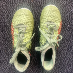 Puma future fotbollsskor - Fotbollsskorna är ganska slitna i storlek 32