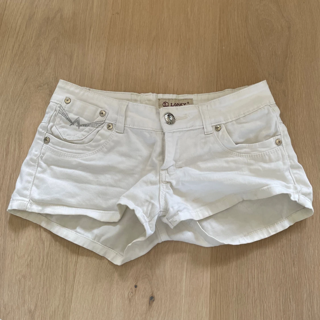 Lågmidjade vita jeansshorts
