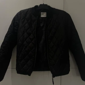 quiltad jacka - quiltad svart jacka ifrån vero moda💓
