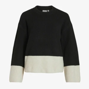 Svart och beige stickad tröja från VILA - Min favorit tröja som tyvärr inte kommer till användning längre. Den är överlag sparsamt använd men är något nopprig (se bild 3). Passar perfekt nu till hösten/vinter då den är hur varm och mysig som helst. Sticks INGENTING! Nypris 450kr, den säljs inte längre.