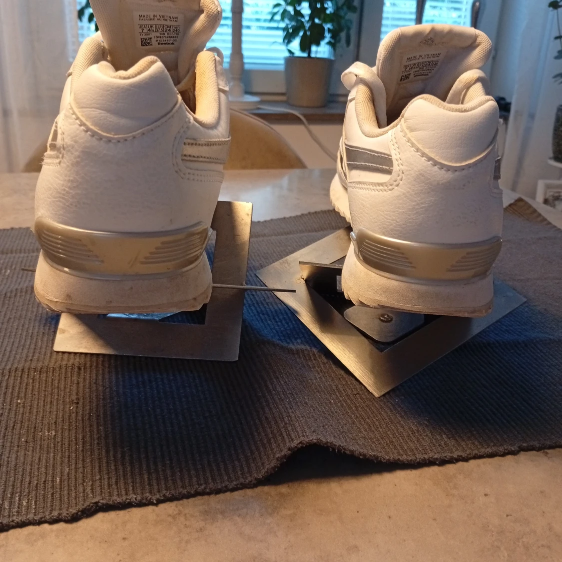 Vita Reebok sneakers med silverdetaljer - 2