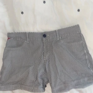 Randiga blåvita shorts med fickor❤️ - Snygga shorts med smala blå och vita ränder. ❤️ kp för fler bilder❤️