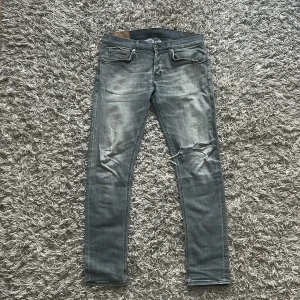 Dondup jeans  - Dondup George | bra skick, egengjort hål i vänstra knät | märkta som stel 35 men passar mig som har 32 | ny pris 3000+ | mitt pris 859 
