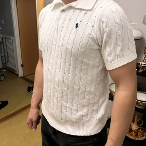 Vit kabelstickad pikétröja Polo Ralph Lauren - Vit kabelstickad pikétröja från Polo Ralph Lauren. Tröjan är S men kan även passa M och den är i väldigt bra skick.