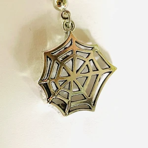 By prisförslag- 1 st Örhänge i form av spindelnät i silver - Coolt örhänge i metall med spindelnätsdesign. Hela örhänget är i silverfärg och har en glansig finish som verkligen sticker ut. Perfekt för dig som gillar unika och edgy accessoarer med lite alternativ vibe.