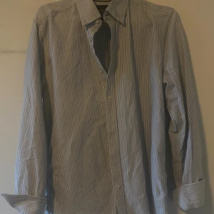 Randig skjorta från Bondelid M - Schysst blåvitt randig skjorta från Bondelid • Storlek M • Nypris ca 699 • 9/10 skick, inga defekter • Passar dig mellan 175-185 • • PRIS EJ HUGGET I STEN •