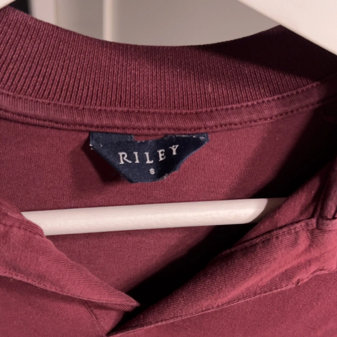 Vinröd pikétröja från Riley - 2