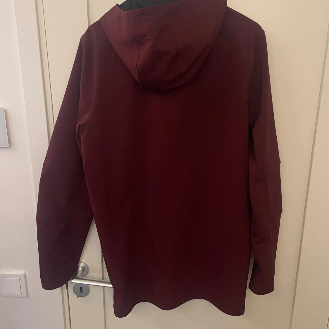 Vinröd vindjacka från Under Armour - 2