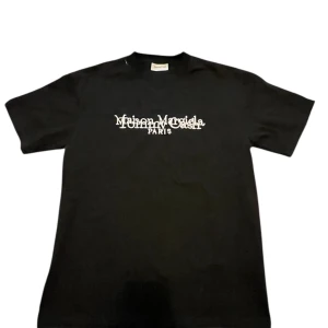 Maison margiela X tommy cash - Säljer en Margiela X tommy cash t shirt, har ett hål vid kragen. Inte synligt och allt är som det ska