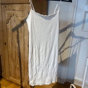 Vit klänning  - Vit tight klänning